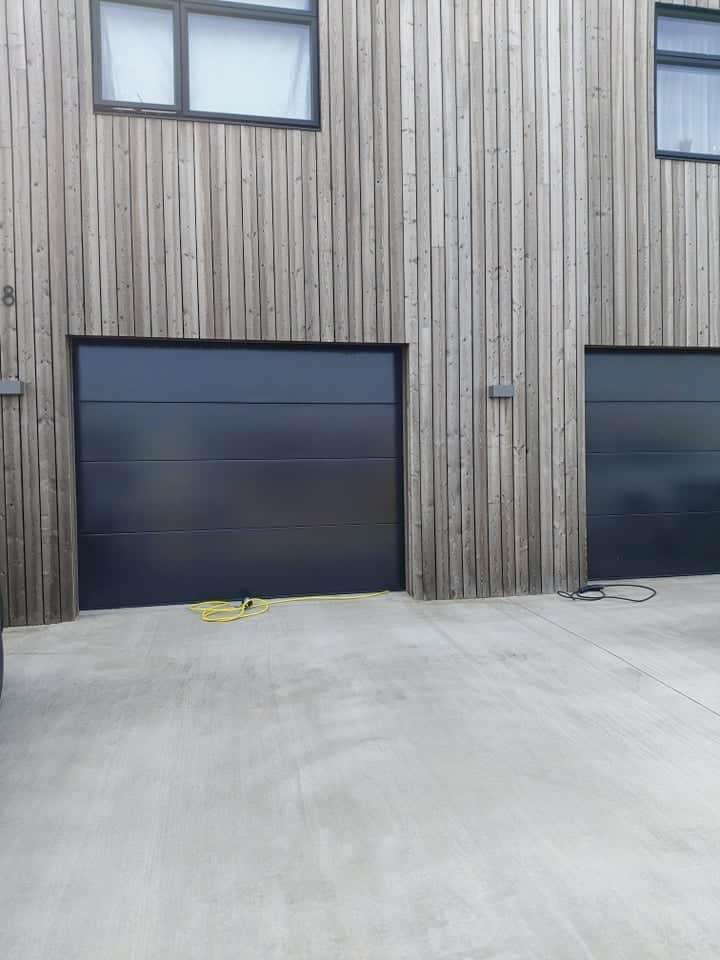 Nútímalegar bílskúrshurðir á íbúðarhúsi