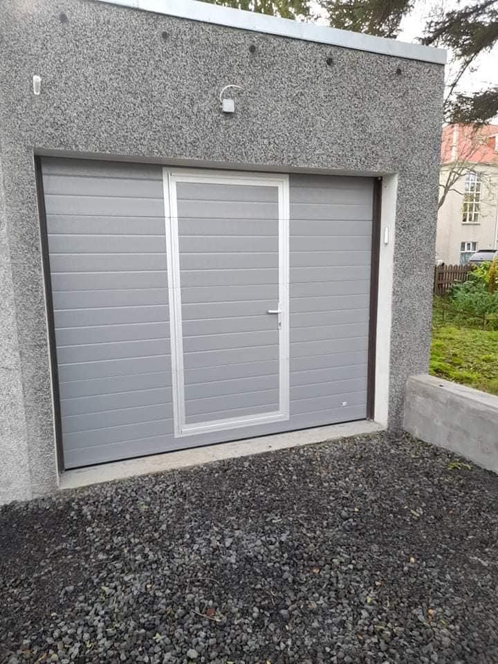 Bílskúrshurð með innbyggðri gengihurð