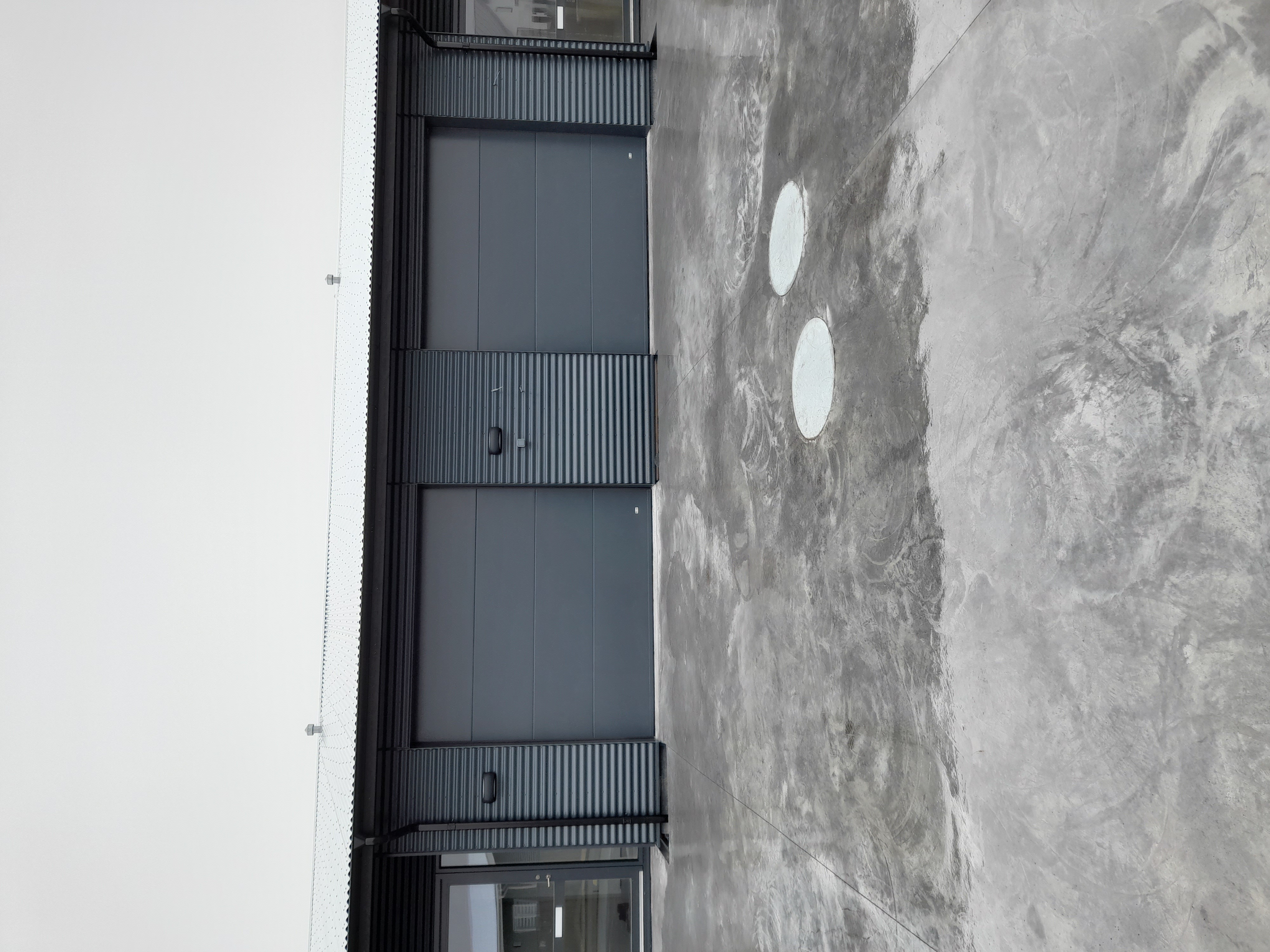 Bílskúrshurð í viðaráferð