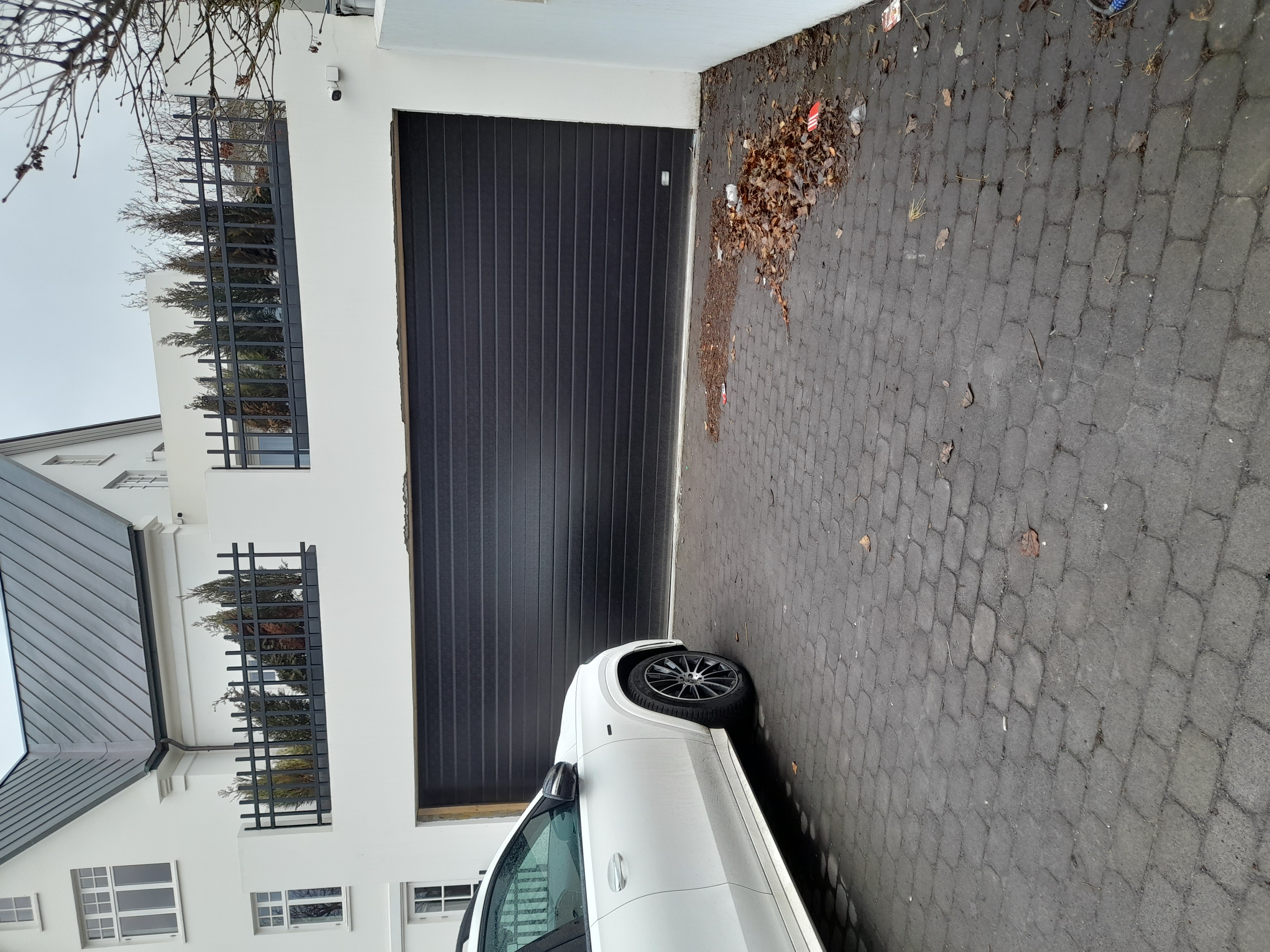 Bílskúrshurð í viðaráferð