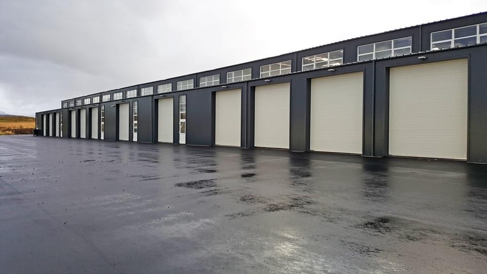 Iðnaðarhurðir, stór geymslubygging