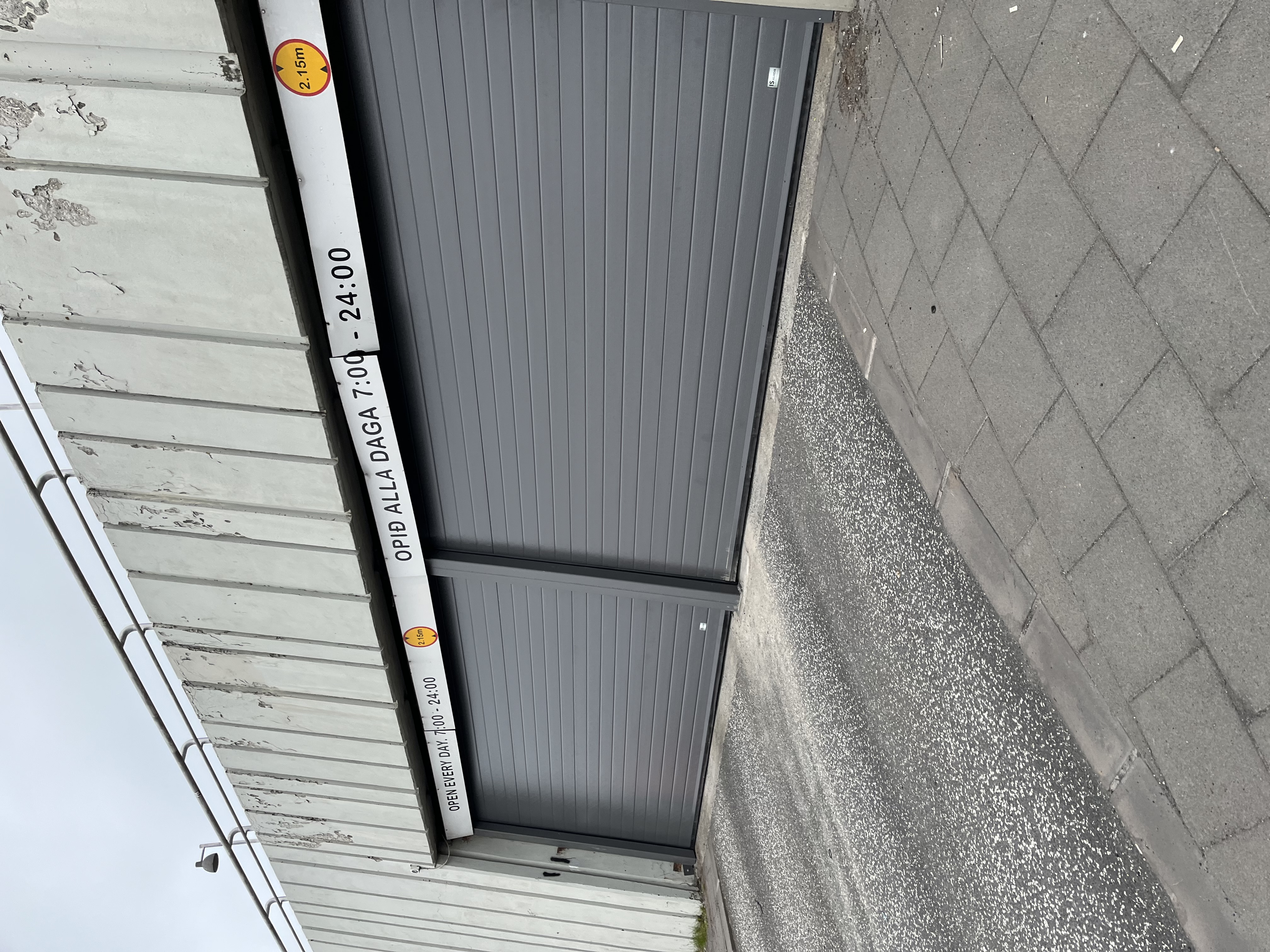 Svört nútímaleg útihurð með gleri